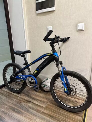 трюковой mtb купить: Велосипед с прочной рамой черного цвета с синим акцентами. Продаётся