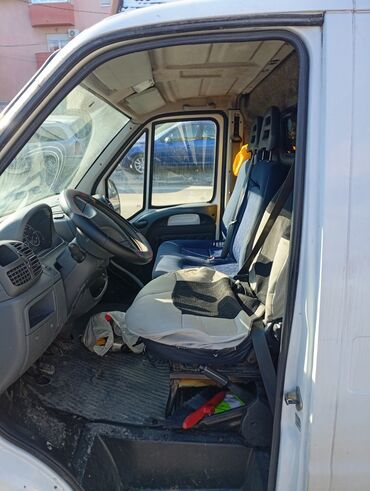 Fiat: Fiat Ducato furgon – beli, zatvoreni tovarni kombi. Ključne — 8