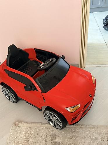 kiçik maşınlar: Uşaq üçün elektrikli miniatür maşın – qırmızı rəngdə sport/SUV — 4