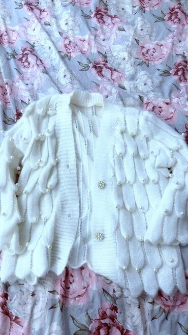 Toy paltarları və aksesuarları: - Zərif, yumşaq trikotaj material - Qabarlı, balıq pulcuğu formalı