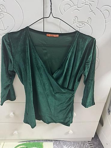 Dəstlər, kostyumlar: Qadın geyimləri dəsti 1) Yaşıl məxməri bluz - Parça: yumşaq — 1