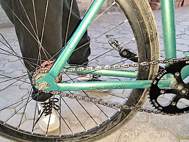 Шоссейные велосипеды: Фикс-байк (fixed gear) с трековой рулёжкой и ремнями на педалях — 3