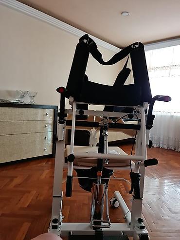Xəstələr üçün unitazlar: Ev tipli xəstə köçürmə və sanitar funksiyalı qoltuqlu lift arabası - — 2