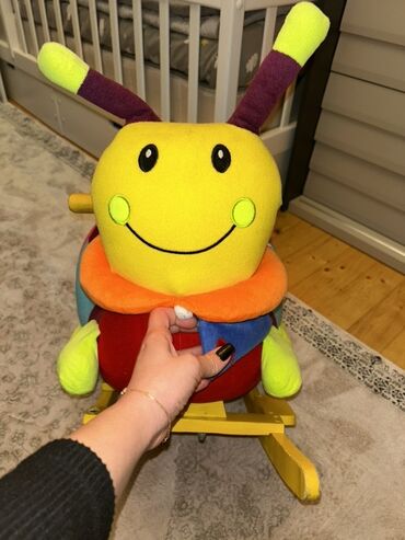 taxta yellencekler: Uşaq yelləncəyi – yumşaq plyuş gövdəli, rəngarəng tırtıl/çarxabənzər