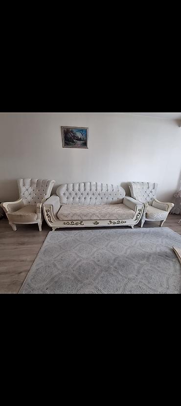 divan islenmis: Klassik üslubda 3-lü qonaq otağı dəsti - Tərkibi: 1 ədəd 3 nəfərlik — 1