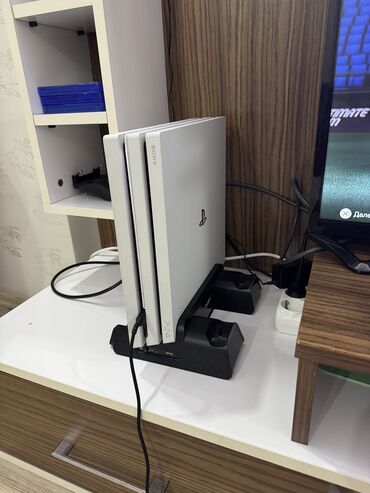 плестейшн 2: Продаю Sony Playstation 4 PRO, объем памяти 1 ТБ, два джойстика, в