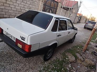 Lada Samara sedan – ağ rəng, 4 qapı, arxa ötürücülü. - Salon: qara