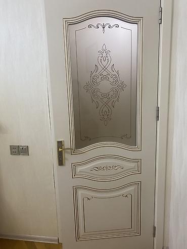 qapi: Zərif klassik üslubda otaq qapısı. Qapı krem/açıq fil sümüyü tonunda — 2