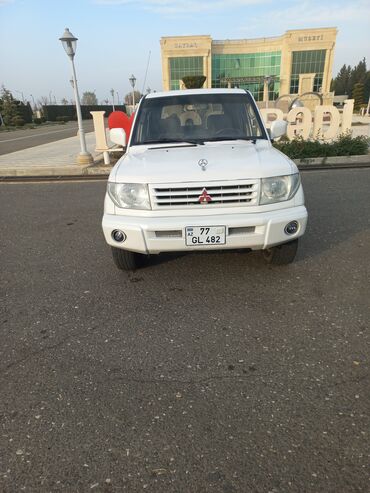 Mitsubishi: Ağ rəngdə olan Mitsubishi Pajero markalı avtomobil. Avtomobilin ön