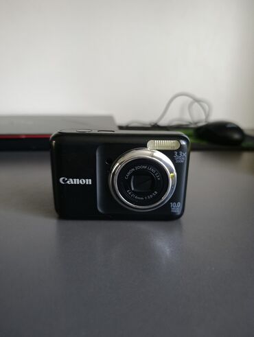 a 10 s: Canon rəqəmsal fotoaparatı qara rəngdədir və kompakt, düzbucaqlı
