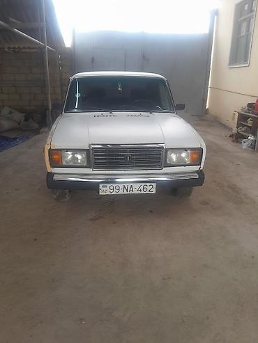 barmaqliq: Lada 2107, ağ rəngli sedan - Kuzov: klassik kvadrat dizayn, xrom ön — 1