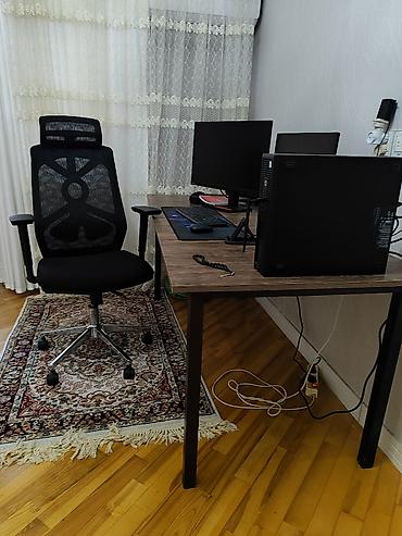 komputer setup: İki ədəd iş/kompüter masası Ölçülər: - 1-ci masa: 100 × 180 sm - 2-ci — 2