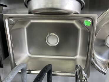 кухонные шкафы с мойкой: Кухонная мойка из нержавеющей стали с одной чашей, предназначенная для