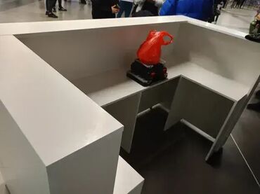 Ostali nameštaj: Pult 15 Materijal: Izrađen od Univera u belom dekoru, debljine 18mm — 10