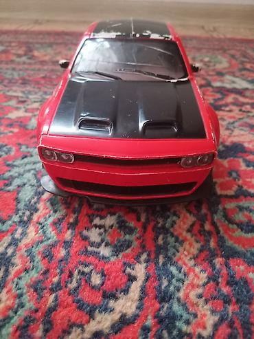 mini gt: Игрушечная модель автомобиля купе (масштаб примерно 1:18–1:24). - — 2