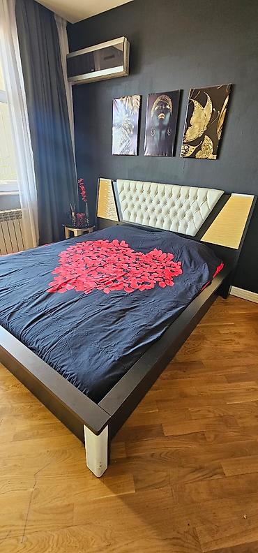 Taxt satilir 220azn. Matras var. LED isiqlidir. Yaxsi veziyyetde