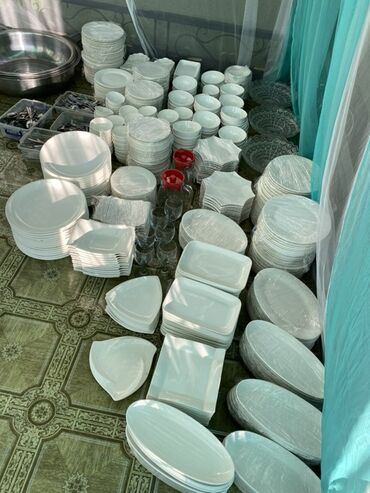 разная посуда: Большой ассортимент белой столовой посуды из керамики и стекла