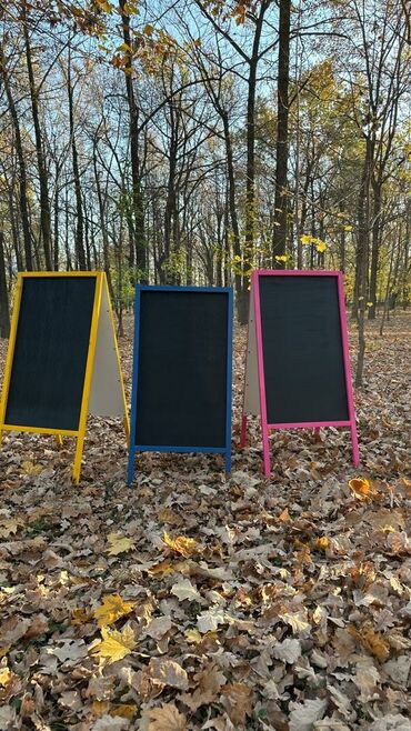 школьная меловая доска: Меловая доска-штендер, выполненная из темного дерева, предназначена