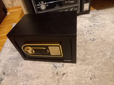 Paltaryuyan maşınlar: Elektron şifrəli seyf - Material: qalın metal korpus, mat qara örtük