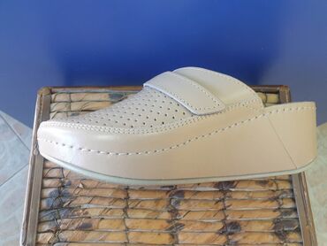 Papuče: Kozne anatomske klompe 
Cena 3950 din 36-41 — 16