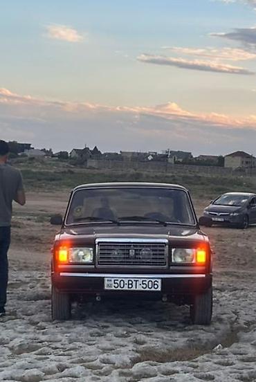 2107 panel: VAZ 2107 sedan – klassik “Jiquli”. Rəng: tünd albalı (bordo). Kuzov — 4