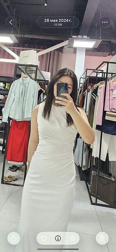 Платья: Элегантное белое платье миди Zara - Силуэт: приталенное, с плавным — 1