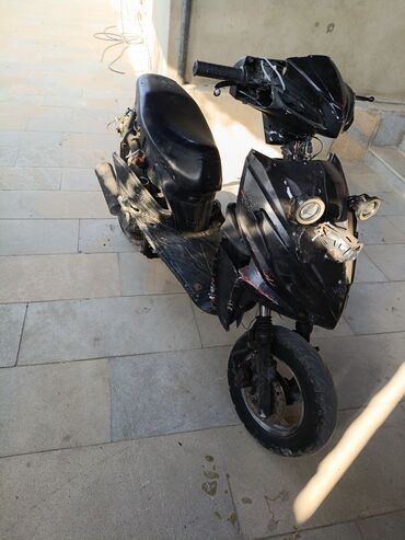 polad: Məhsul: Benzinlə işləyən skuter/moped (qara rəng) Xüsusiyyətlər: -