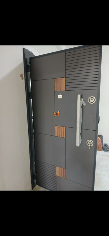 Giriş qapıları: Seyf qapı 325m😍 Tezedir Turk istesalıdır Teze satışı 690 az di Cox