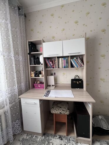 детские столы и стулья для школьников: Компьютерный стол, С полками at lalafo.kg детские столы и стулья для школьников: Компьютерный стол, С полками