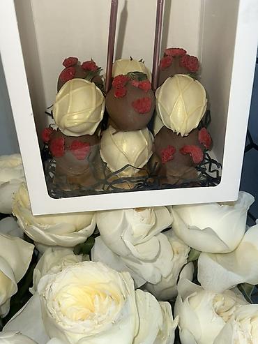 Съедобные букеты: Набор клубники в шоколаде в подарочной коробке. - Крупные свежие — 4