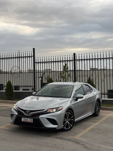 автомобиль чайка: Серебристый седан Toyota Camry. 2018 с динамичным дизайном и
