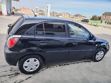 Kia: Kia Rio hatchback, qara rəng, 5 qapı. Texniki və salon: - Mexaniki — 9