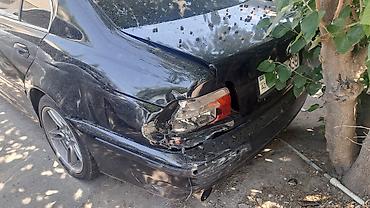 mercedes e class: BMW 5 series: 2.5 l | 1997 il Sedan — 5