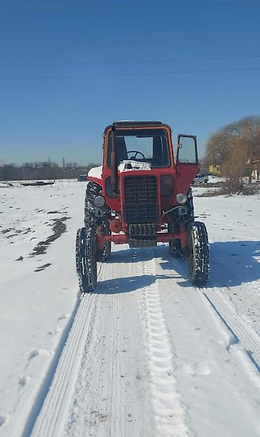 ot bicen belarus: Qırmızı MTZ tipli təkərli traktor - Kabinli, ön dar təkərli — 2