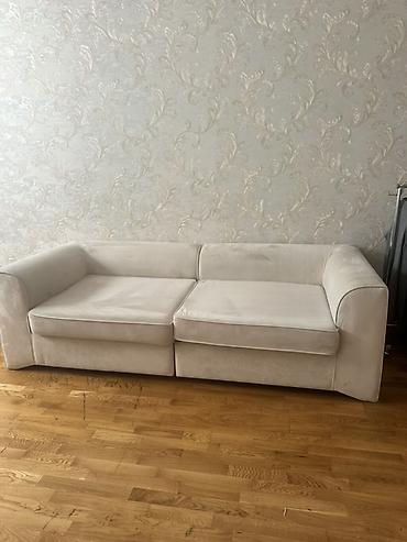 islenmis parket: Açıq krem rəngli, minimal dizaynlı iki yastıqlı yumşaq divan. - — 1