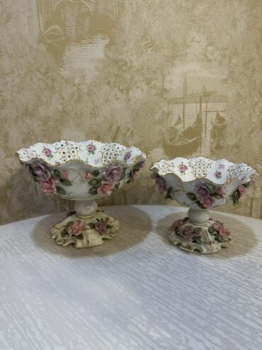 solfet qabı: Məhsul: 2 ədəd dekorativ ayaqlı qab (set) - Material: Fine Porselen–