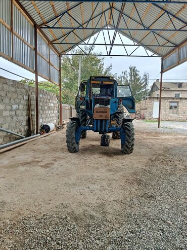 Traktorlar: Mavi rəngli MTZ tipli kənd təsərrüfatı traktoru. Texniki xüsusiyyət — 8