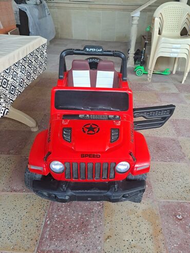 Uşaq üçün maşın az işlənib pultuda var pedalnanda işliyir hərşeyi var