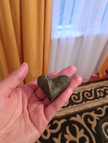 коллекционная монета: Продаю камень в форме сердца . можно подарить возлюбленной