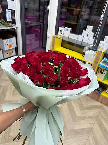 метровые розы: 1 шт роза 79 сом
 51 шт 4500 сом 
длина стебли 55 60 см — 3