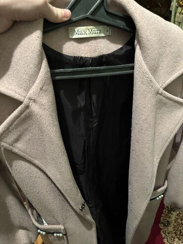 Paltolar: Paltonun içi astarlıdır isti saxlayır istifadə olnub lakin deffekti