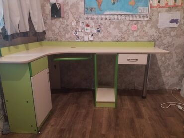 куплю письменный стол: Стол, цвет - Зеленый, Б/у
