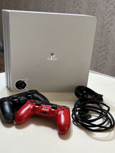 PS4 (Sony Playstation 4): PlayStation 4 Pro 1TB. Üzərində 2 ədəd pult veriləcək. Biri Original