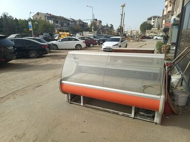 mağaza soyuducuları: Soyuduculu vitrin – geniş həcmli, önü əyri şüşəli model. Mağaza, kafe