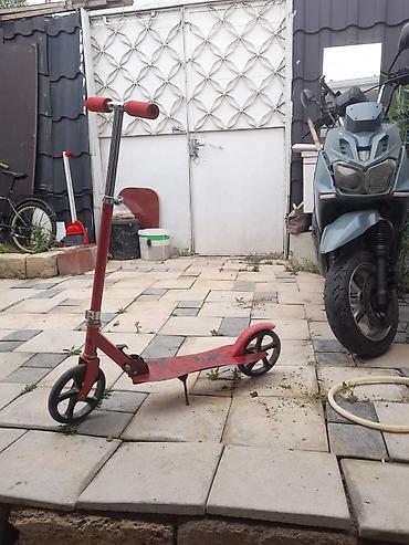 skuter motor elektrik: Qırmızı iki təkərli skuter - Mexaniki (elektriksiz) uşaq/yüngül — 1