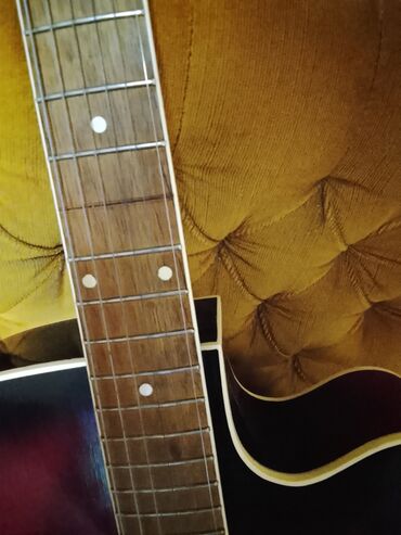 Gitare: Archtop akustična gitara sa F-otvorima - Telo: šuplje archtop telo sa — 9