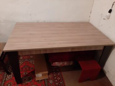 resepşn masası: Qonaq masası