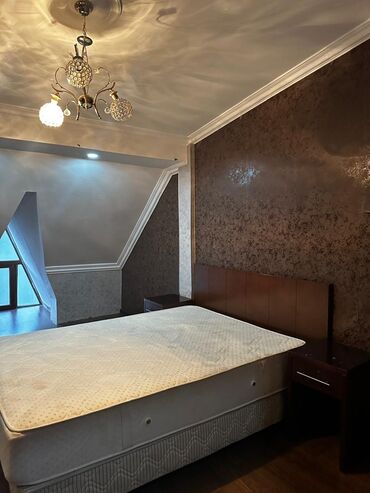 Uzunmüddətli kirayə mənzillər: Kirayə üçün tam mebellı 2 otaqlı mansard tipli mənzil. - Geniş qonaq — 5