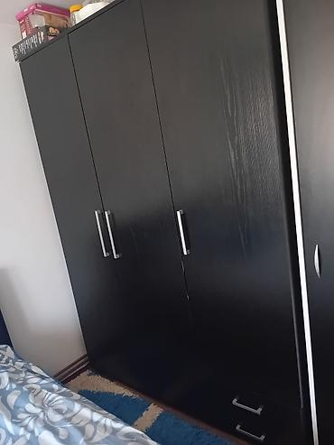 ikea ormari za sobu: Troslojni garderober od tamnog drveta (verovatno iverica/MDF) sa — 1