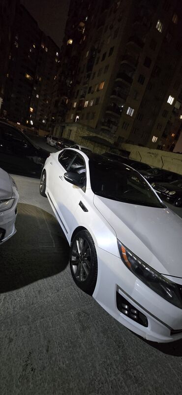 Kia: Kia Optima – ağ rəngli sedan Xarici: - Ağ kuzov, qara panoramik dam - — 7
